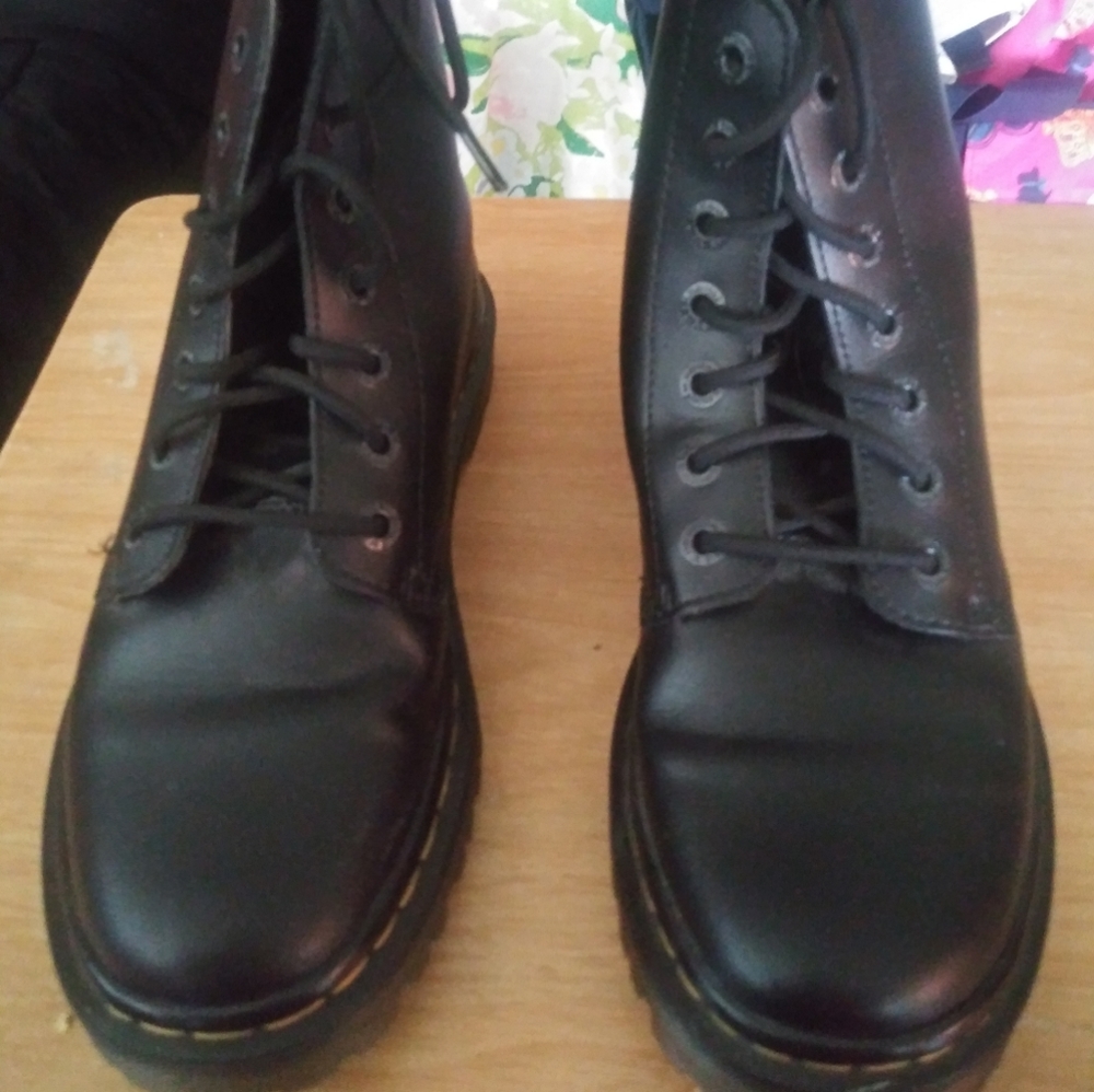 Black Dr. Martens size 7
Good condition in and out